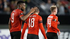 Hatem Ben Arfa a Theoson Siebatcheu z Rennes slaví gól v utkání Evropské ligy...