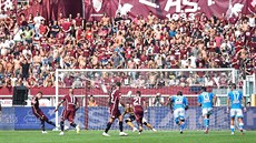 Andrea Belotti z FC Turín promuje penaltu proti Neapoli. v utkání italské...