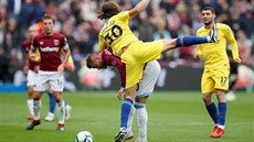 Brazilský obránce David Luiz z Chelsea atakuje ukrajinského útoníka Andreje...