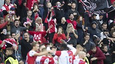 Slávisté se radují pod svými fanouky z gólu proti Bohemians.