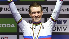 Rohan Dennis slaví titul mistra svta v asovce.