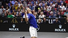 Alexander Zverev slaví vítzství v utkání Laver Cupu.