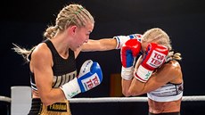 Boxerka Fabiána Bytyqi (vlevo) v souboji s Denise Castleovou z Velké Británie v...