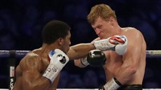 Britský boxer Anthony Joshua (vlevo) v souboji s Rusem  Alexandrem Povtkinem v...