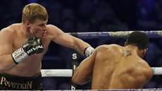 Britský boxer Anthony Joshua (vpravo) v souboji s Rusem  Alexandrem Povtkinem...