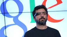 Sergej Brin p�edvádí Google Glass na tiskové konferenci v zá�í 2012.