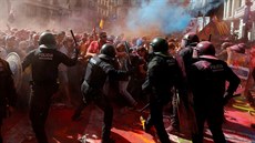 Zastánci nezávislosti Katalánska demonstrovali v Barcelon, pi stetech s...