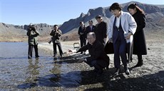 Jihokorejský prezident Mun e-in (v pokleku) v kráteru sopky Pektu v KLDR (20....