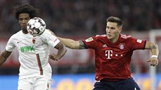 Caiuby (vlevo) z Augsburgu se dostal pod tlak od Niklase Sueleho z Bayernu...