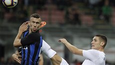 Ivan Perii (vlevo) z Interu Milán se kryje ped Nikolou Milenkoviem z...