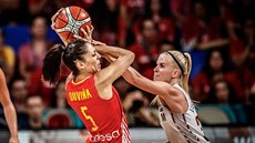Cristina Ouviňová (v červeném) ze Španělska útočí na belgický koš kolem Julie...