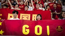 Čínští fandové se radují z úspěchu svých basketbalistek.
