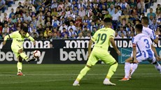 Coutinho (vlevo) z Barcelony rozehrává pímý volný kop v duelu s Leganes.