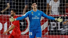 Thibaut Courtois, branká Realu Madrid, reaguje vyítav po tref Andreho Silvy...