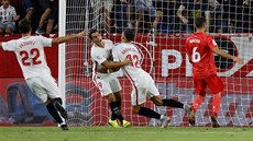 Fotbalisté Sevilly se radují z gólu Andreho Silvy proti Realu Madrid.