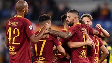 Fotbalisté AS Řím se radují z gólu.