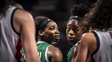 Nigerijské basketbalistky Ezinne Kaluová (vlevo) a Cecilia Okoyeová se...