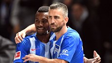 Vedad Ibiševič (vpravo) a Salomon Kalou slaví gól Herty proti Bayernu.