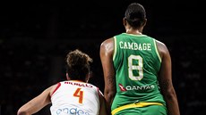 Australská basketbalistka Liz Cambageová a Laura Nichollsová ze panlska jdou...