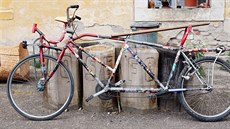 Roztodivná kola vytvá�í výtvarník Ale� �erný ze starých odlo�ených bicykl�.
