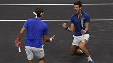 Roger Federer (vlevo) a Novak Djokovi se radují bhem tyhry v Laver Cupu