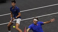 Roger Federer (vpravo) a Novak Djokovi bhem tyhry v Laver Cupu