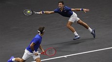 Roger Federer (vlevo) a Novak Djokovi bhem tyhry v Laver Cupu