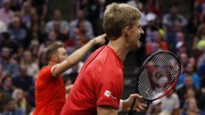 Kevin Anderson (v pozadí) a Jack Sock slaví ve tyhe v Laver Cupu.