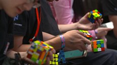 Sout rychlých prst: V Bostonu vyvrcholilo mistrovství ve skládání Rubikovy...