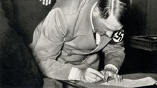 Okamžik podpisu mnichovské dohody &#8210; Adolf Hitler.