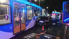 Záchranái v Ostrav zasahovali u nehody tramvaje íslo 11 a osobního...