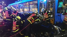 Záchraná�i v Ostrav� zasahovali u nehody tramvaje �íslo 11 a osobního...