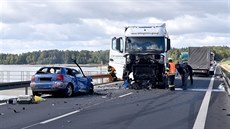 idika se chtla vyhnout stojícímu vozu a pejela do protismru. Tam se...