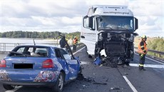 �idi�ka se cht�la vyhnout stojícímu vozu a p�ejela do protism�ru. Tam se...