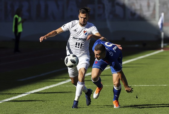 Luká Pazdera z Baníku Ostrava (vlevo) a Jan Boil ze Slavie v souboji o mí.