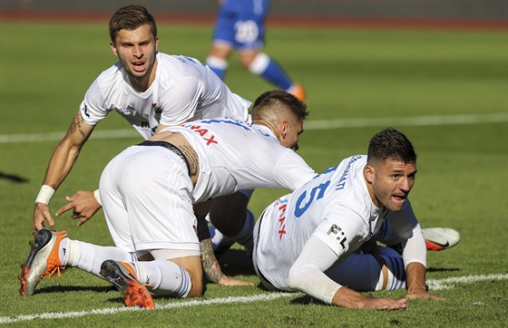 Hrái Baníku Ostrava v utkání se Slavií Praha. Zleva: Artem Meshchaninov,...