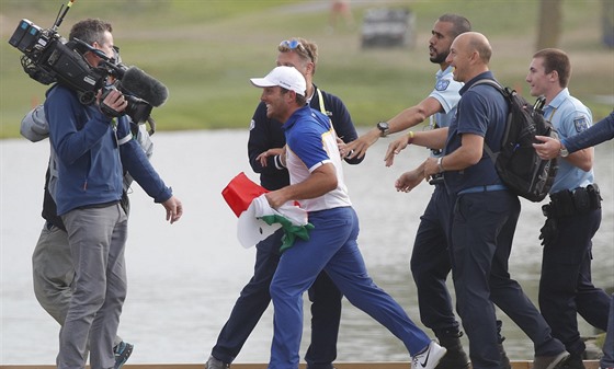 Francesco Molinari z Evropy se raduje z vítzství Ryder cupu.