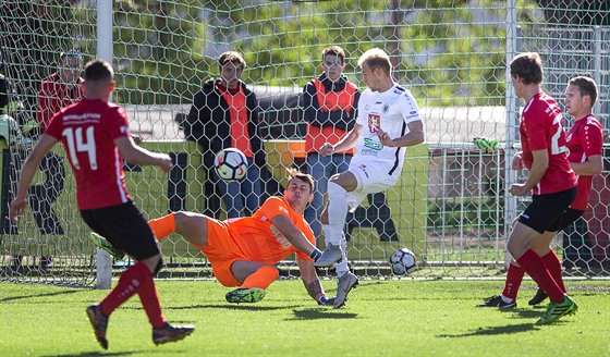 Momentka z utkání Chrudim - Hradec Králové (v bílém).