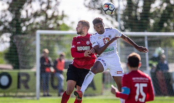 Momentka z utkání Chrudim - Hradec Králové (v bílém).