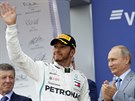 Lewis Hamilton z Mercedesu oslavuje vítzství, poblahopát mu piel i ruský...