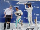 Valtteri Bottas (vlevo) a Lewis Hamilton na stupních vítz po Velké cen Ruska.