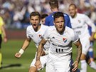 Hrái Baníku Ostrava Martin Fillo (vpedu) a Arom Meaninov se radují z gólu v...