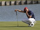 Evropan Paul Casey a Brooks Koepka z Ameriky bhem tetího hracího dne Ryder...