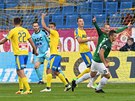 Jablonetí hrái Tomá Hole (vpedu) a Jan Chramosta slaví gól v utkání s...