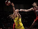 Australská basketbalistka Liz Cambageová stílí, brání ji Breanna Stewartová z...