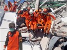 Záchranái hledají peiví v troskách budov, které se zítily v Indonésii v...