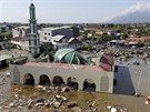 V mst Palu na indonéském ostrov Sulawesi se po zemtesení a vln tsunami...