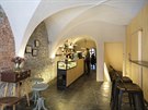 Kavárnu zdobí klenuté stropy i pvodní kamenné zdi.