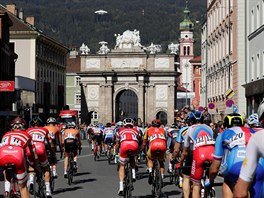 Peloton proj�d� Innsbruckem b�hem z�vodu na mistrovstv� sv�ta v silni�n�...