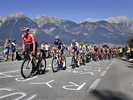 Peloton b�hem stoup�n� na mistrovstv� sv�ta v silni�n� cyklistice v Innsbrucku.